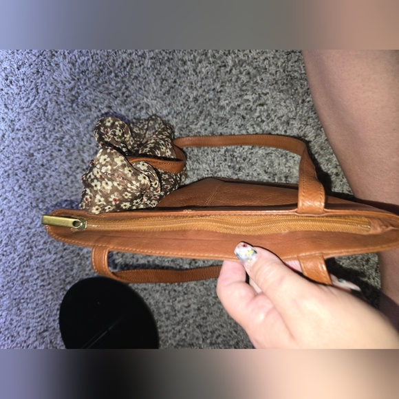 Everyday Tan Leather Tote with Floral Scarf Accent In Preloved Condition - Picture 5 of 9